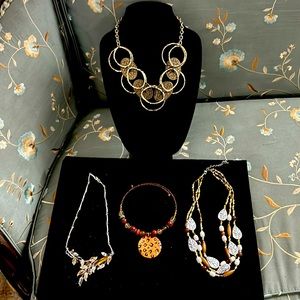 4 pieces costume jewelry neck pieces